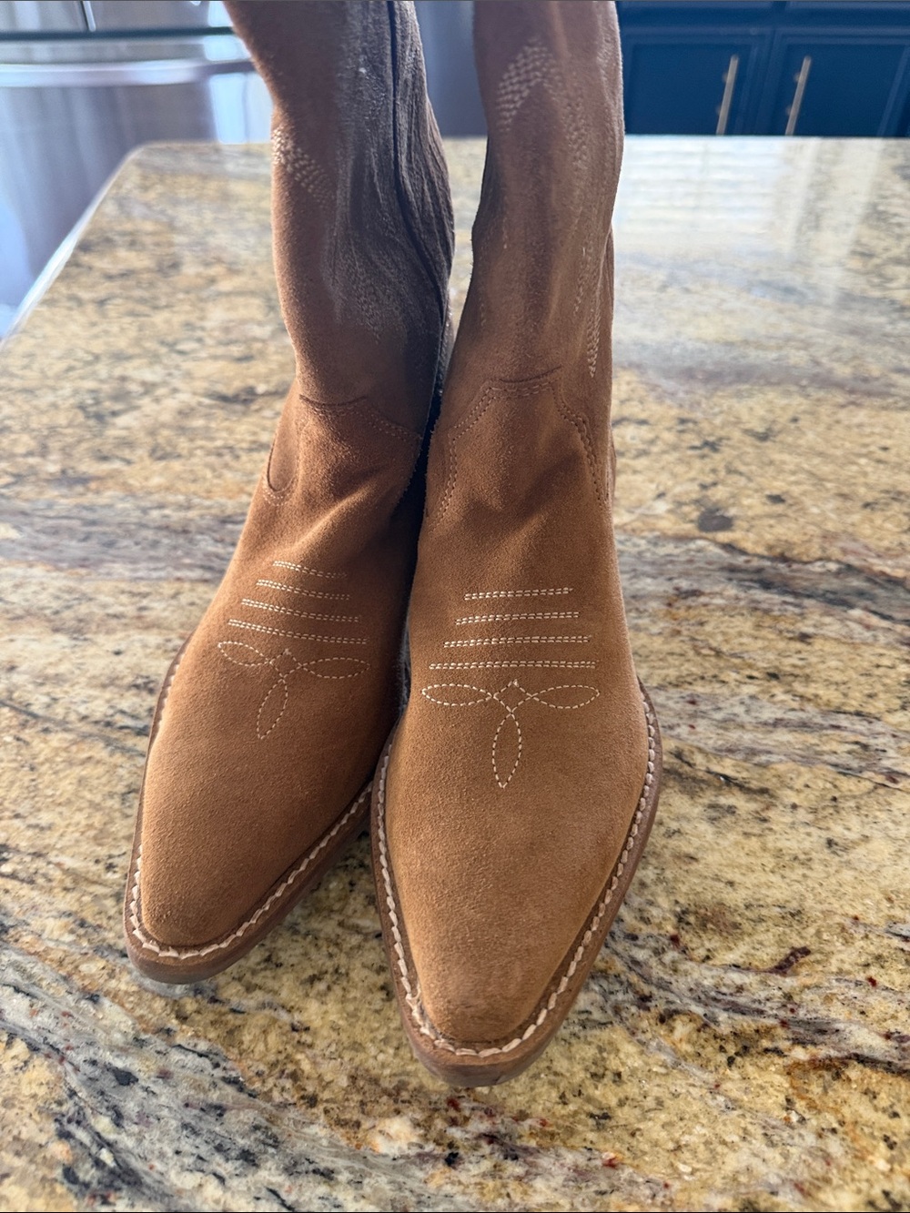 DINGO. Women's Brown Suede Western Boots - Classic Pointed Toe